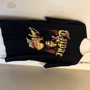 Sellin a 2pac graphic tee